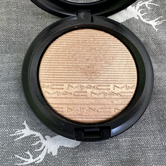 MAC Extra Dimension Skinfinish in Whisper of Gilt - Picture 3 of 3